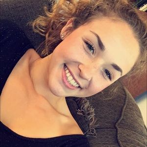 Meet your Posher, Claudia